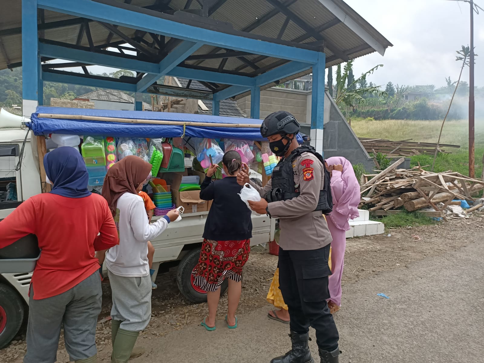 Cegah Penyebaran Covid-19 Semakin Meningkat, Personel Brimob Jabar Bagikan Masker Untuk Masyarakat