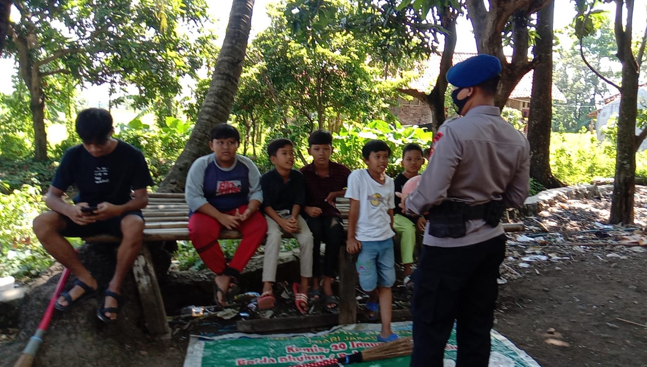 Brimob Polda Jabar Menghimbau Anak-anak Agar Berdiam Diri Dirumah Stay At Home