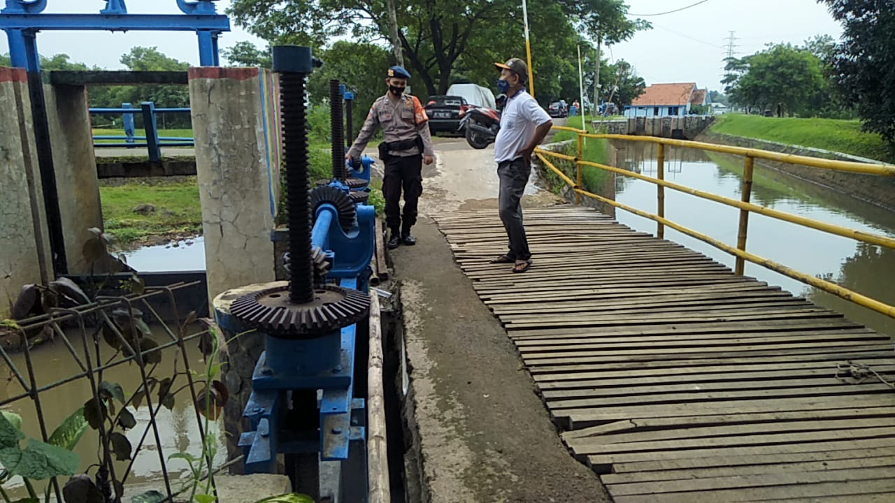 Bhakti Brimob Tanggap Banjir, Pengecekan Debit Air Anggota Siaga SAR Kompi 2 Batalyon C Pelopor 
