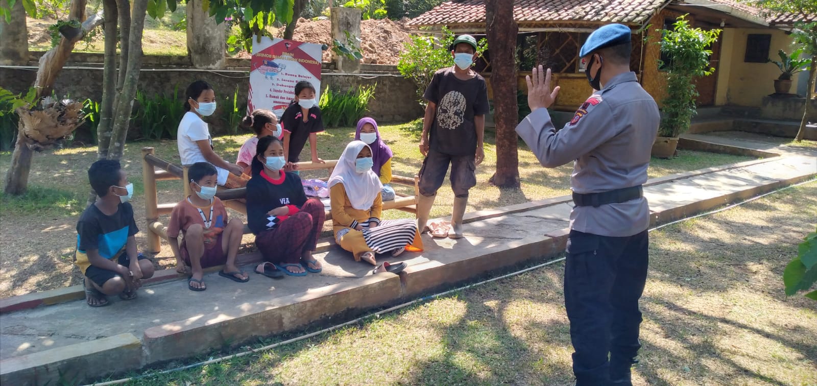 Brimob Polda Jabar Bantu Pemerintah Memutus Mata Rantai Penyebaran Virus Covid-19 