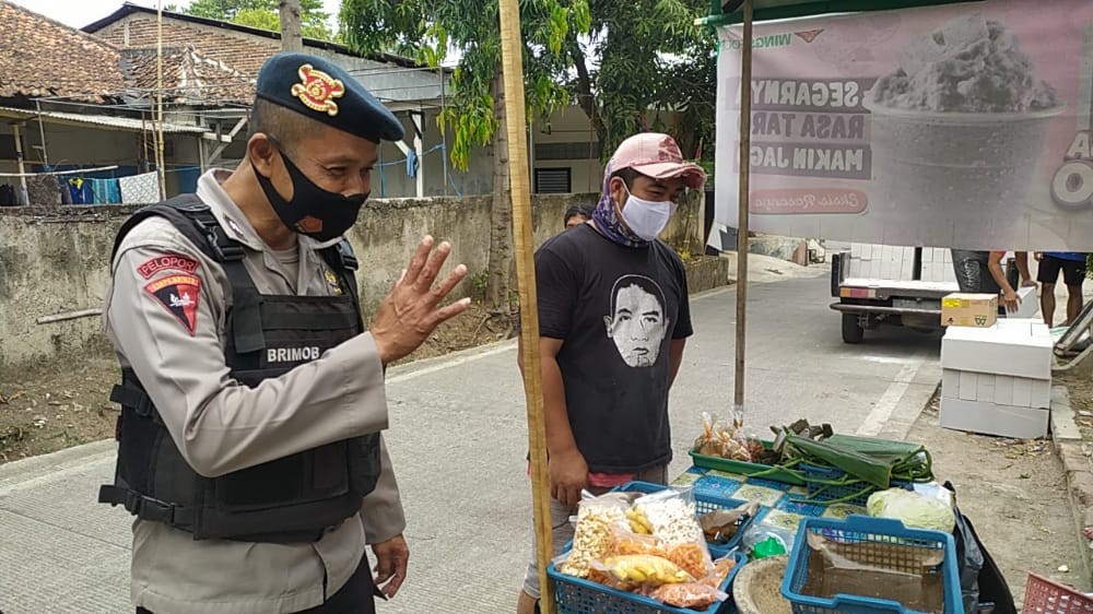 Patroli Rutin Brimob Jabar Terus Berusaha Membangun Disiplin dan Kesadaran Masyarakat Mematuhi Prokes