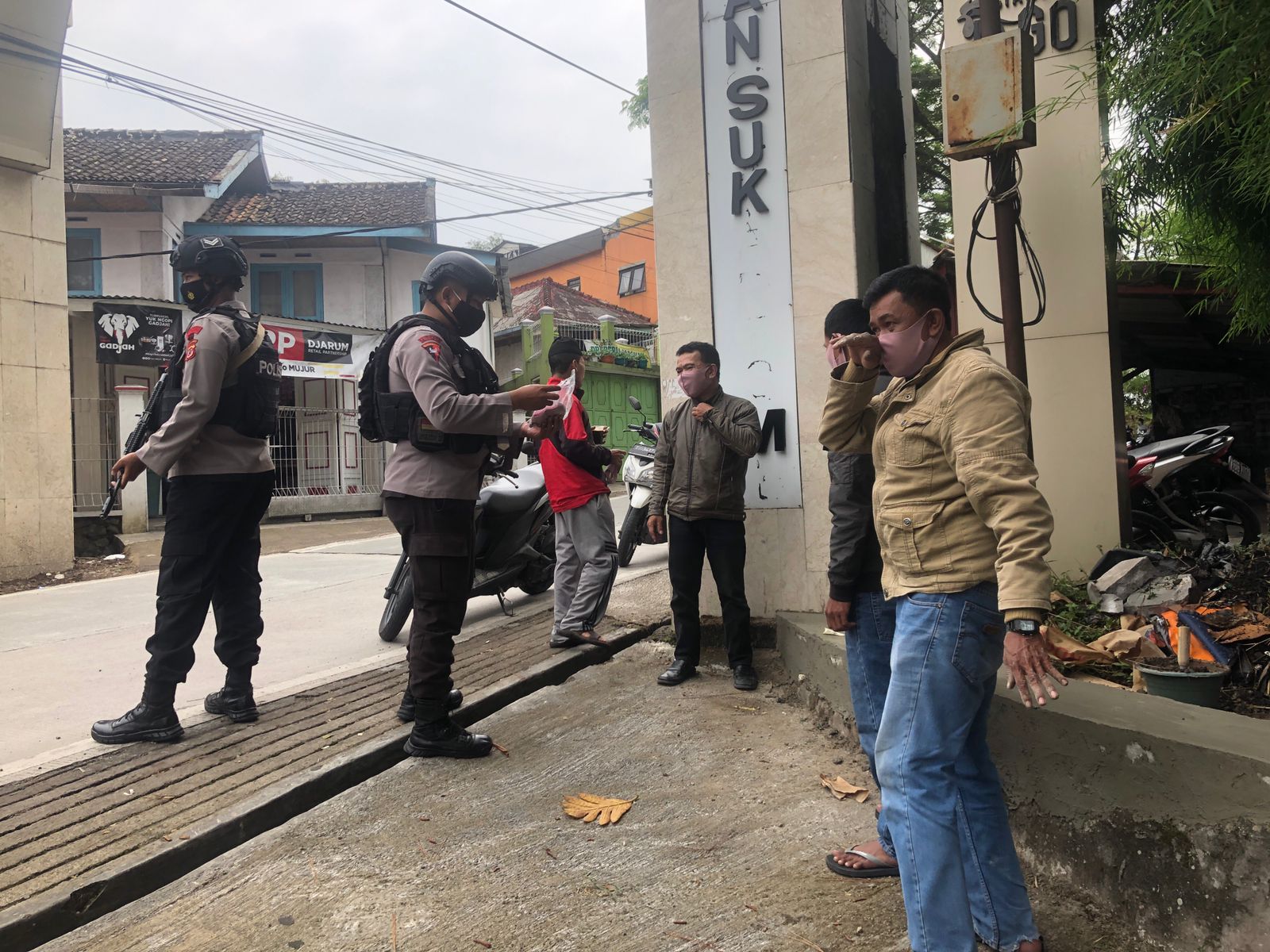 Patroli Rutin Harkamtibmas Anggota Brimob Polda Jabar Edukasi Protokol Kesehatan