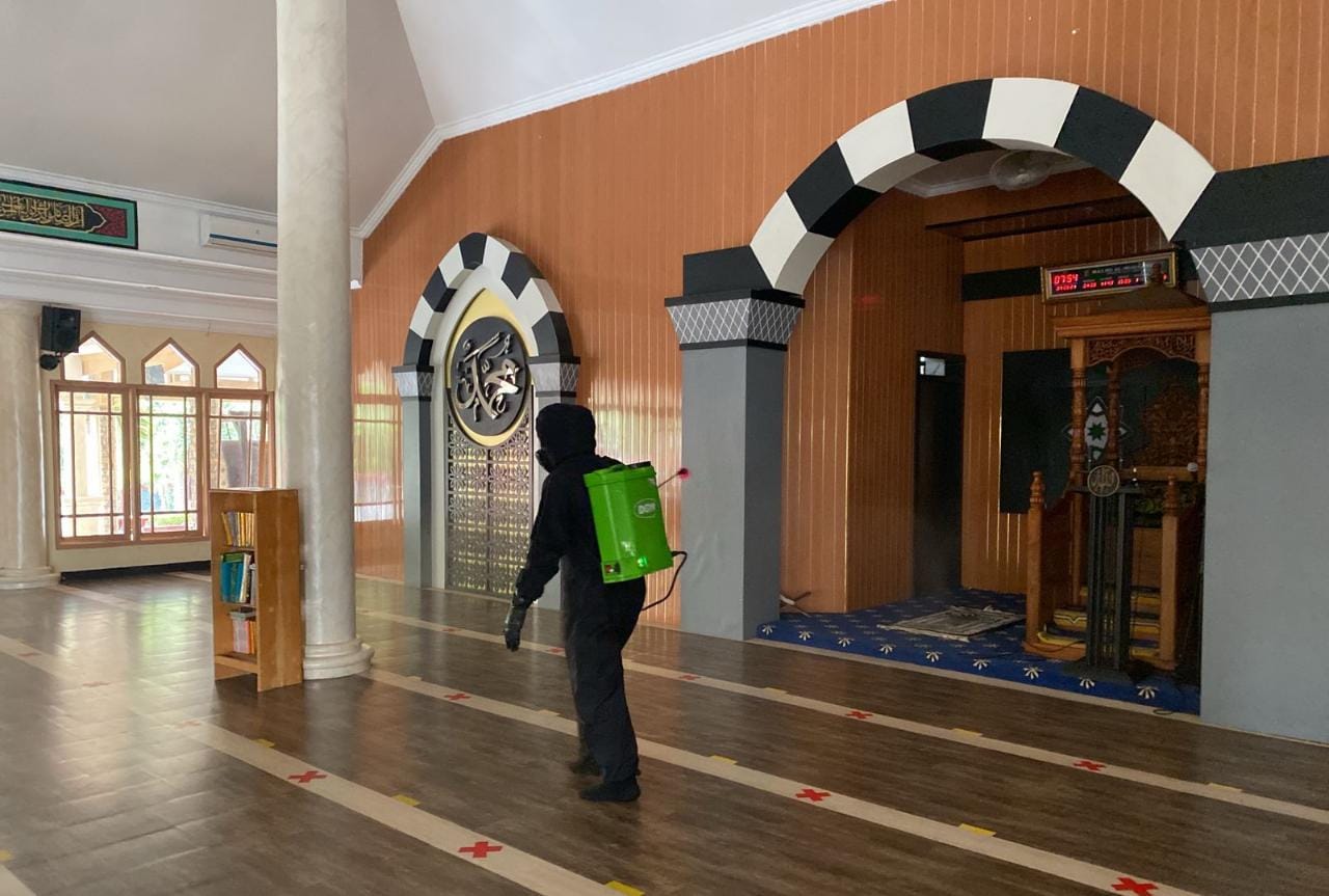 KBR Brimob Polda Jabar Semprot Cairan Disinfektan Di Masjid Al-muhajirin