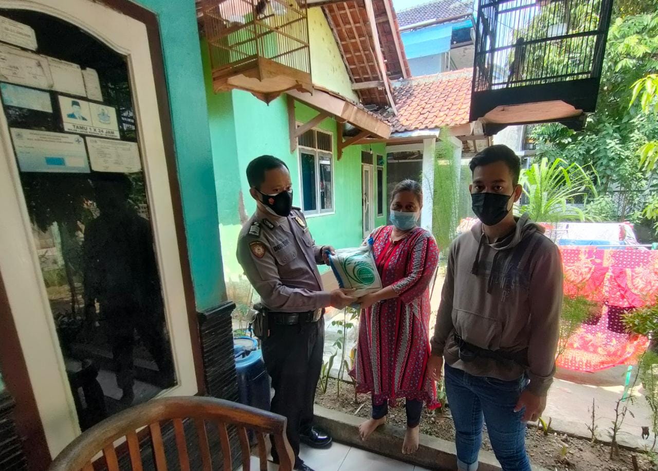Polisi Berikan Bansos 400 Paket Sembako Kepada Warga Slum Area Dua Desa Ditengah PPKM
