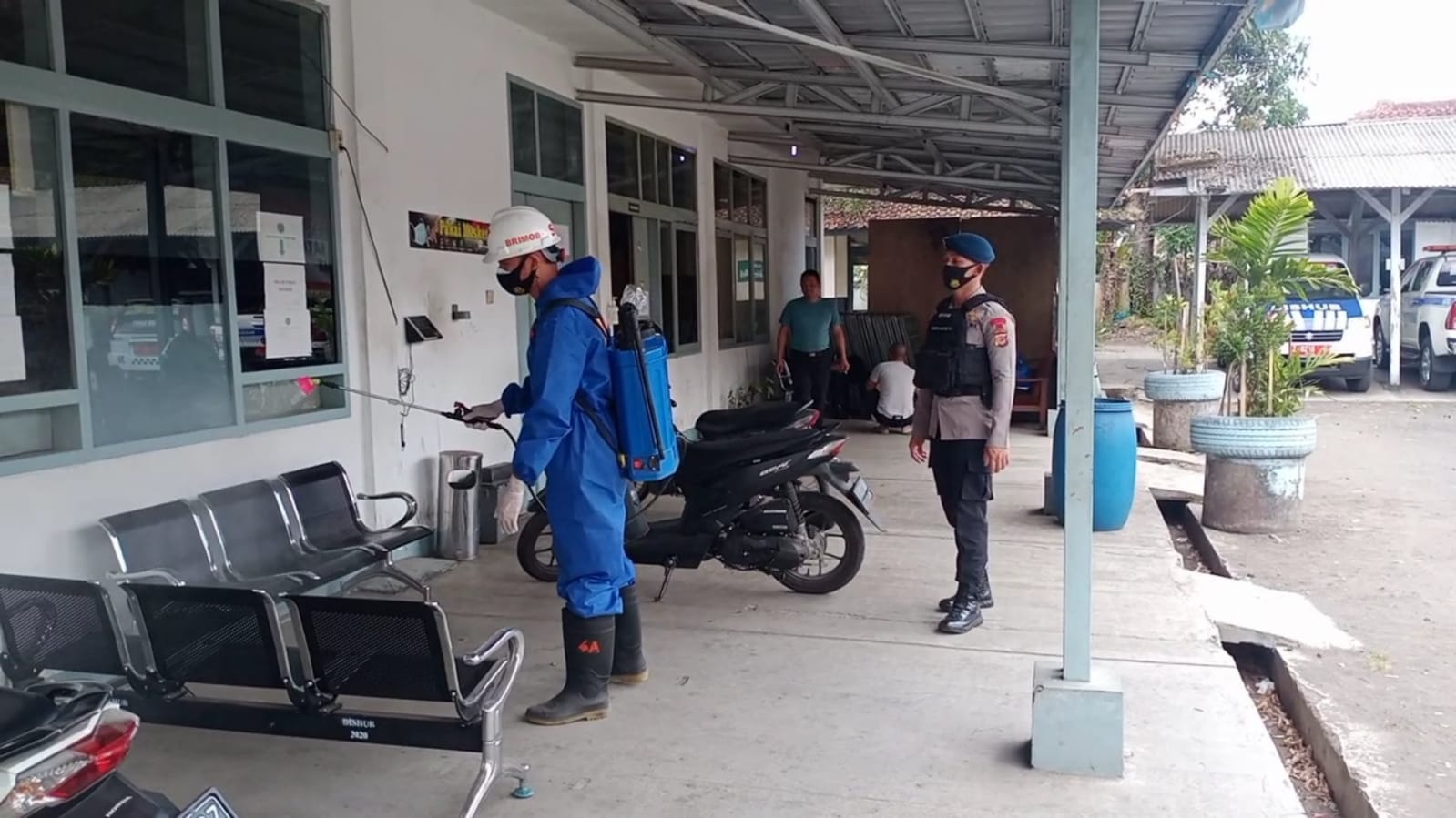 Brimob Jabar Semprotkan Disinfektan Ke Kantor Dinas Perhubungan Kab. Garut