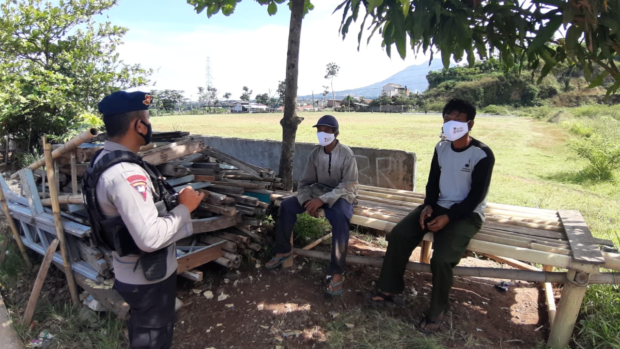Patroli Brimob Jabar Ajak Warga Tetap Terapkan Prokes Dan Patuhi Penerapan Perpanjangan PPKM