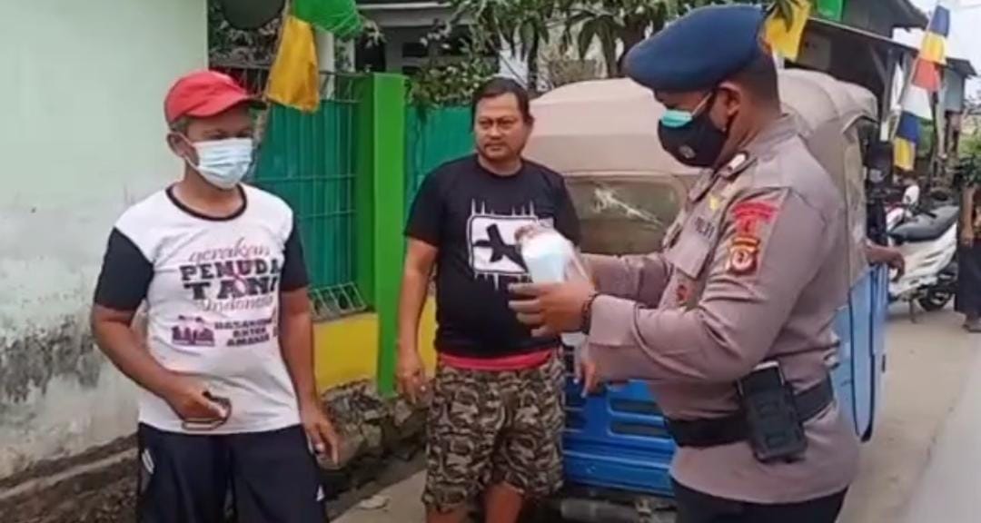 Anggota Brimob Jabar Peduli Kesehatan Membagikan Masker Kepada Masyarakat Gempol