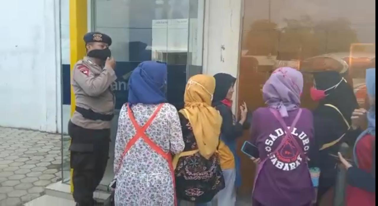 Personil Kompi 4 Batalyon C Pelopor Satbrimob Jabar Edukasi Pencegahan Covid 