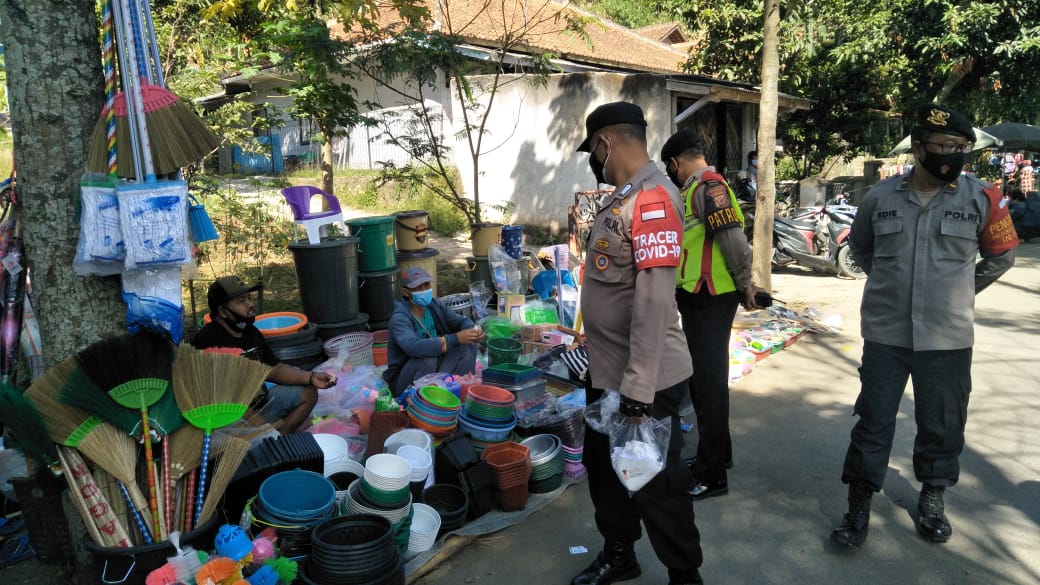 Polisi Bagikan Ratusan Masker Kepada Warga Di Pasar Tumpah Kp. Cibiuk Dimasa PPKM