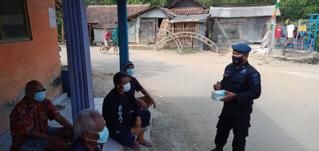 Peduli Kesehatan Warga Winong, Brimob Jabar Bagikan Masker Gratis