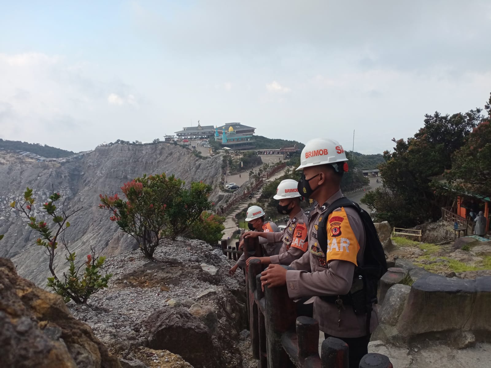Cek Aktifitas Gunung Tangkuban Perahu Oleh Tim Siaga SAR Brimob Jabar