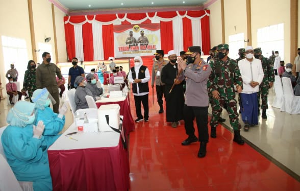 Tinjau Vaksinasi Serentak 114 Titik di Jatim, Kapolri Optimis Target 2 Juta Per Hari Tercapai