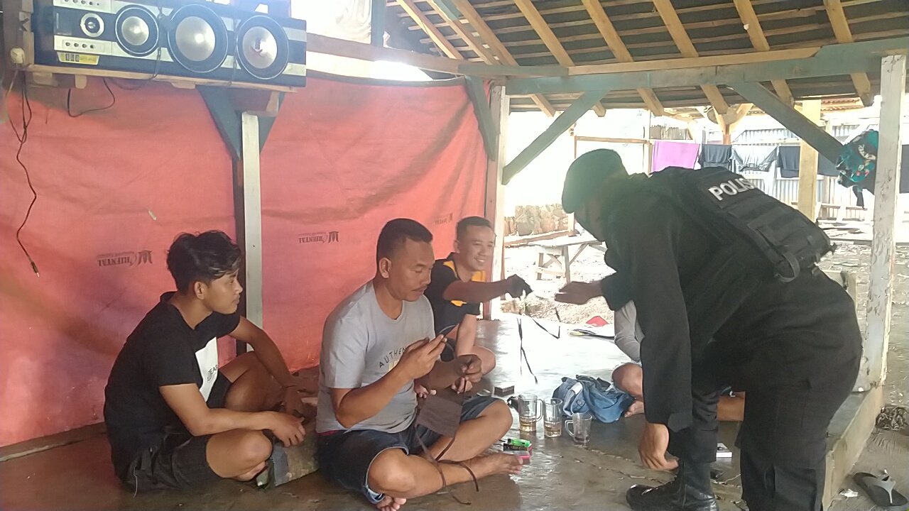 Brimob Jabar Bagikan Masker Gratis Dan Himbauan Prokes Kepada Warga Jangari