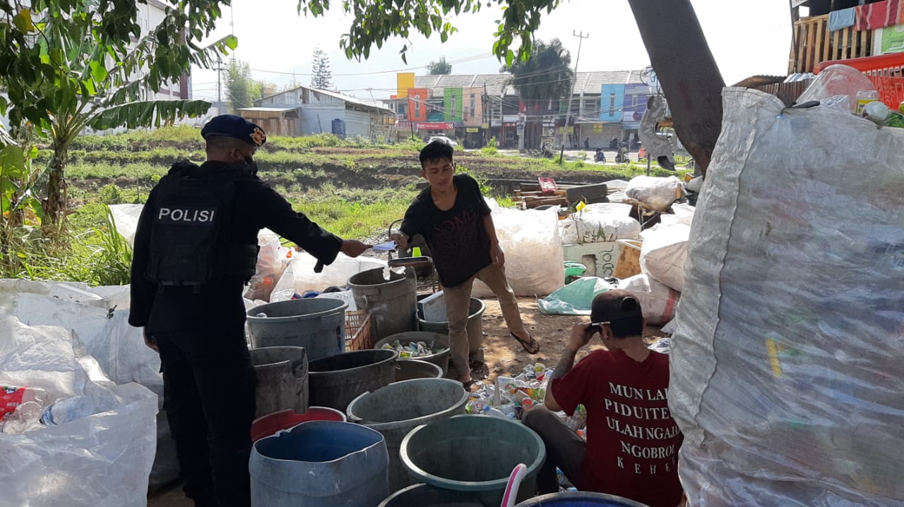 Brimob Jabar Patroli Ajak Warga Terapkan Prokes Dan Waspadai Penularan Pandemi Covid-19