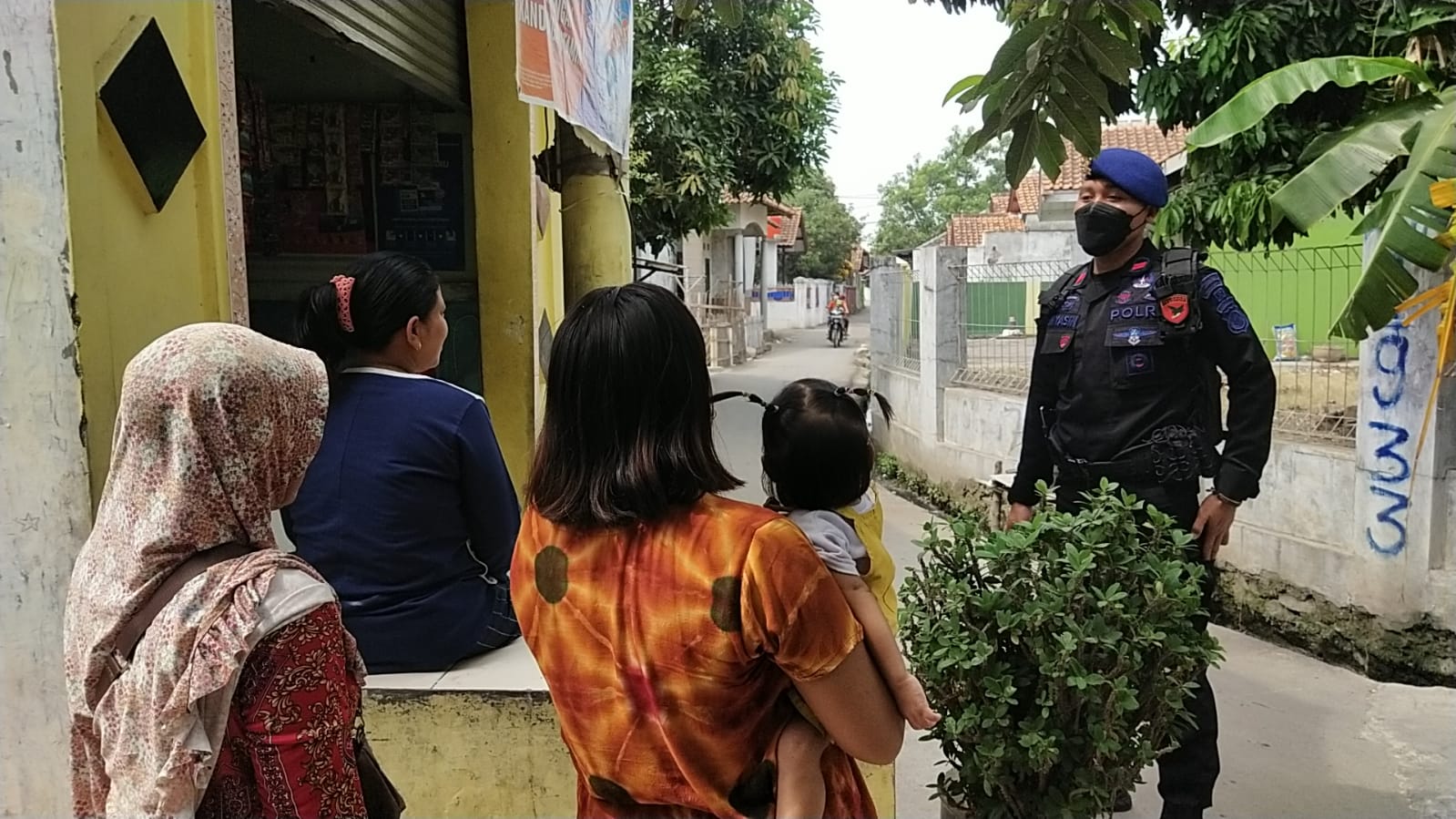 Brimob Jabar Sambangi Warga Plumbon Edukasikan Prokes