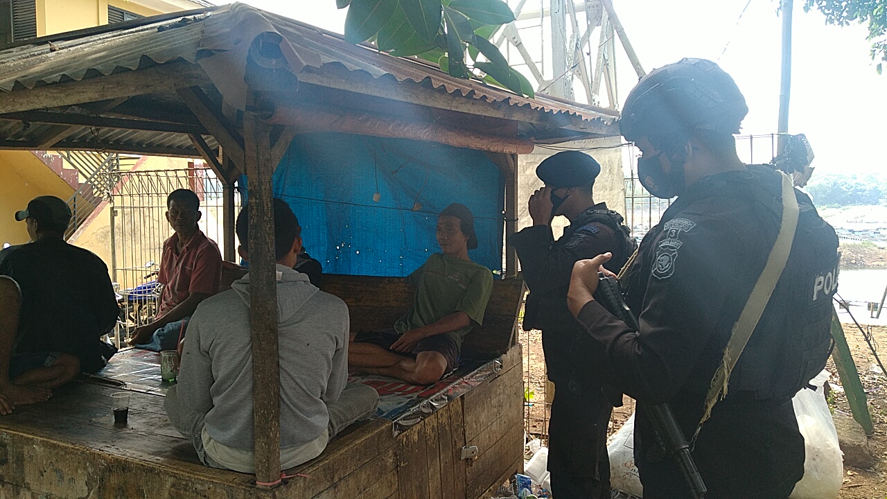 Cegah Penyebaran Covid-19, Anggota Brimob Jabar Imbau Prokes Masyarakat Kampung Tangguh Jangari