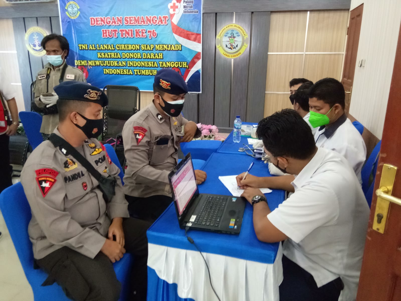 Brimob Jabar Ikuti Donor Darah Dalam Rangka HUT TNI AL Ke – 76 di Mako Pangkalan TNI AL