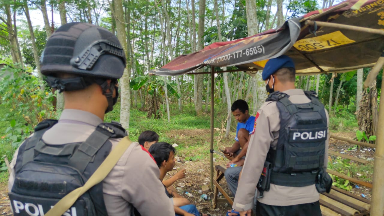 Personil Brimob Jabar Berikan Himbauan Prokes Kepada Masyarakat Di Kampung Tangguh Jangari