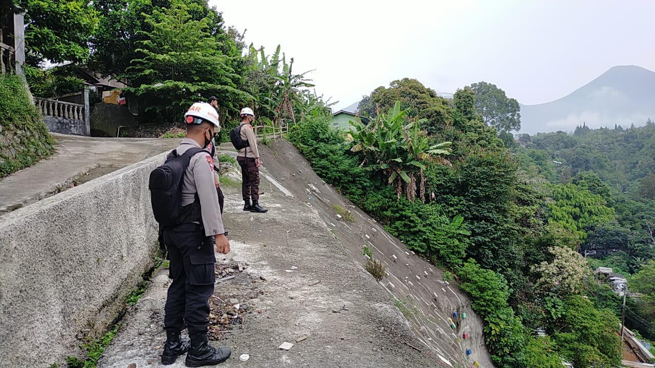 Cuaca Ekstrem Di Wlayah Cipanas, Brimob Jabar Patroli SAR Antisipasi Terjadinya Bencana Alam