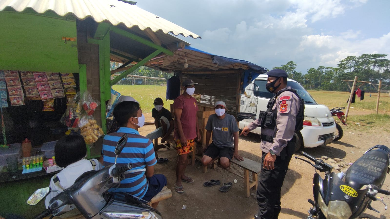 Cegah Covid-19, Brimob Jabar Beri Himbauan Prokes Kepada Warga Cileunyi