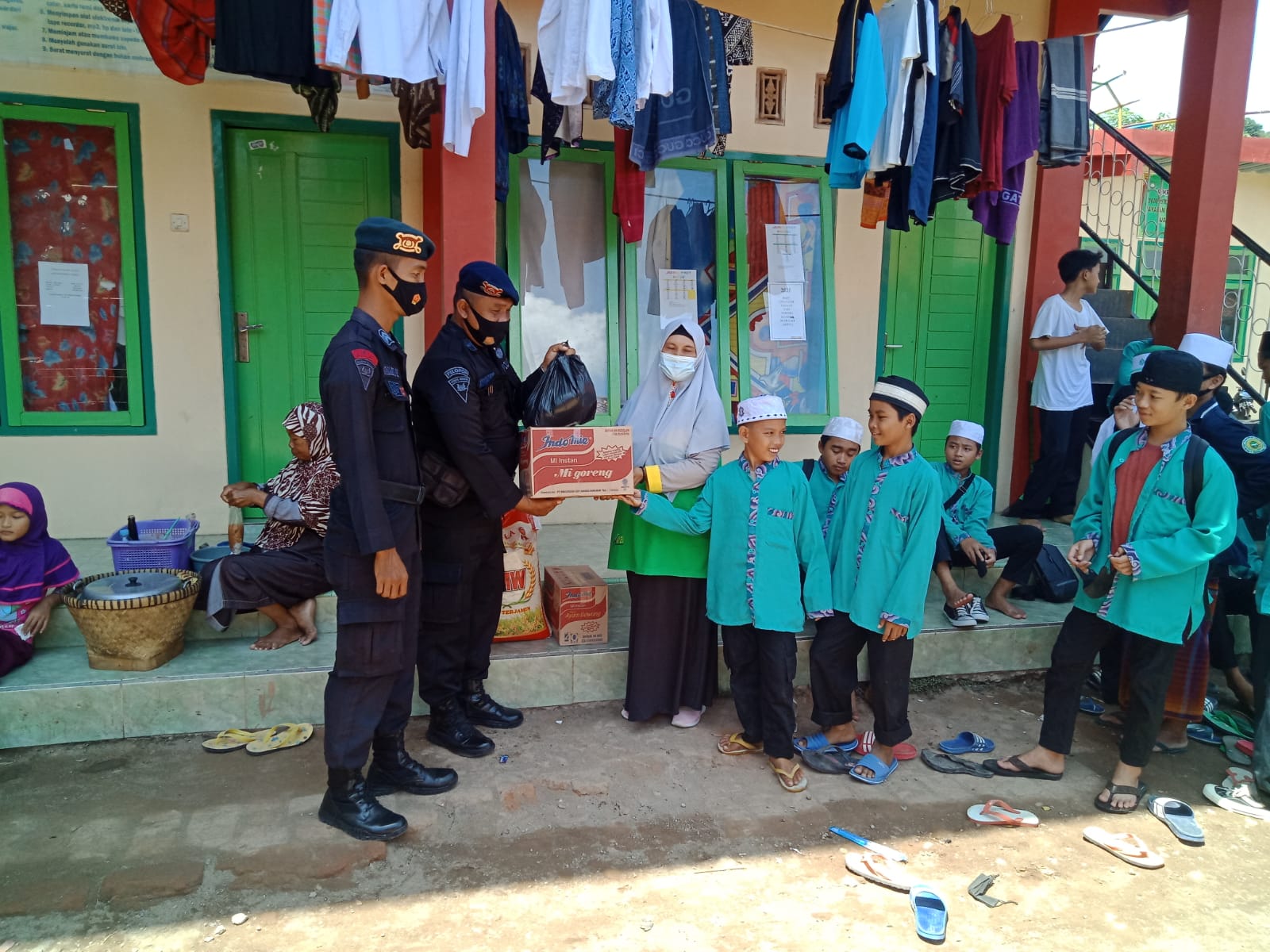 Brimob Jabar Peduli Terhadap Pondok Pesantren Terdampak Covid-19