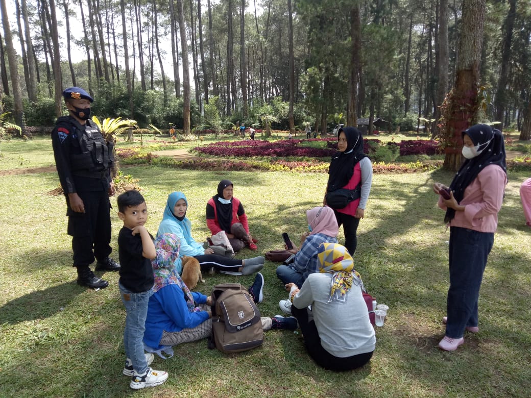 Brimob Jabar Imbauan Penerapan Prokes Kepada Pengunjung Objek Wisata di Lembang