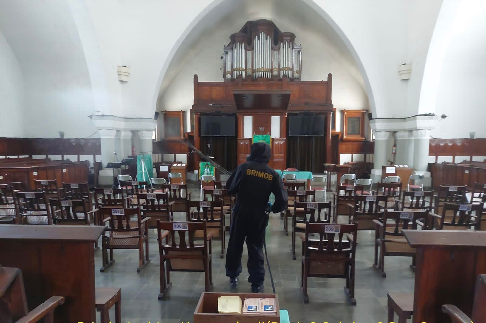 Brimob Polda Jabar Lakukan Penyemprotan Disinfektan di Gereja GPIB