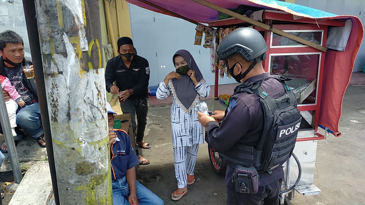 Ingatkan Prokes Brimob Jabar Bagikan Masker Gratis Kepada Warga Pacet