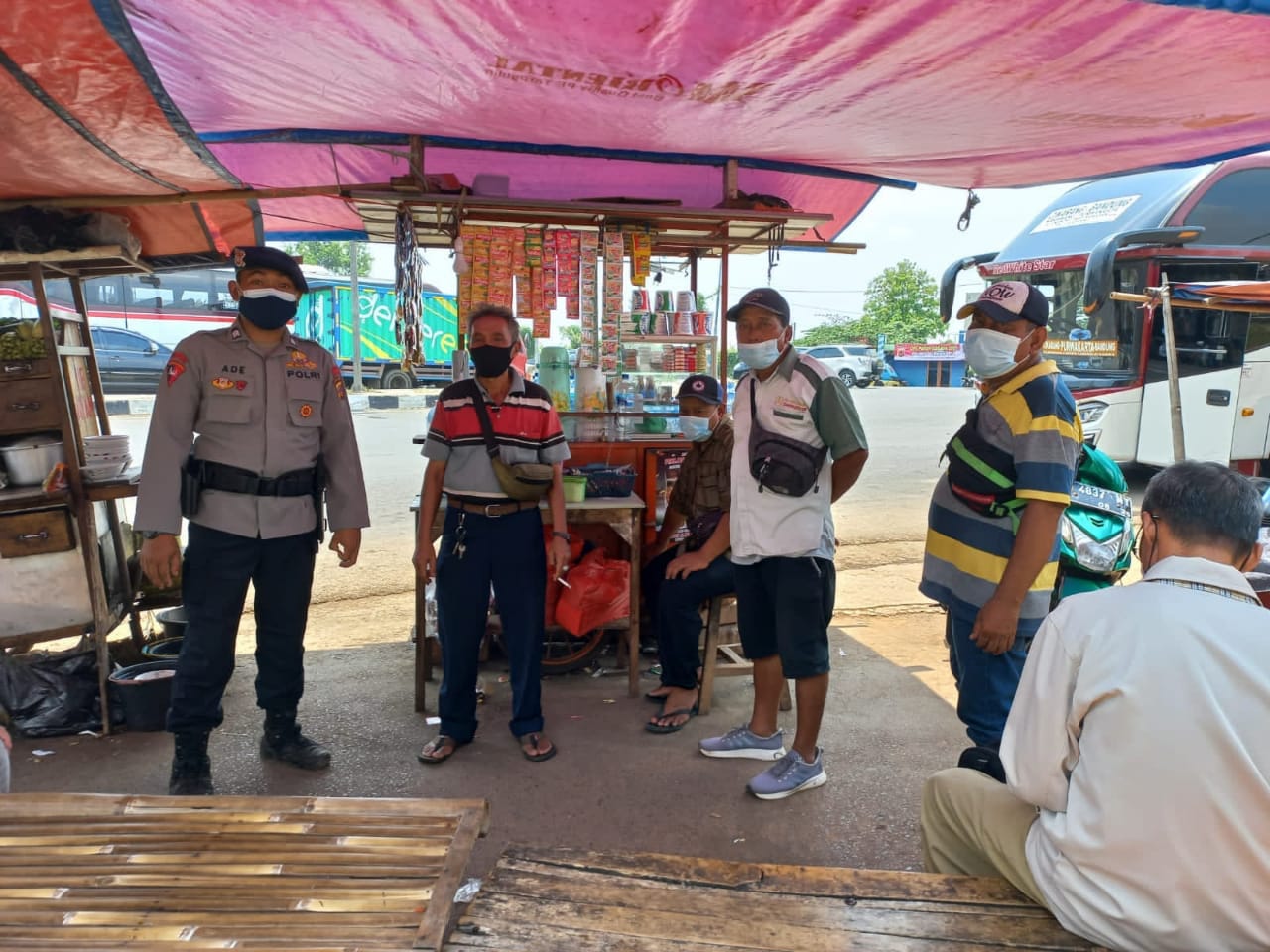 Datangi PKL, Brimob Jabar Himbau Prokes Tetap Diterapkan