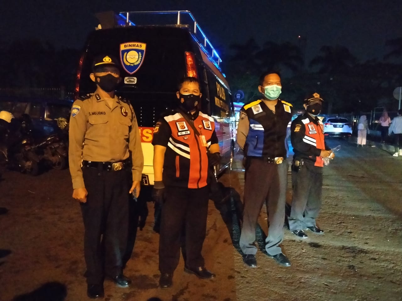 Patroli Mobile Sat Binmas Polrestabes Bandung Datangi PKL Imbau Terapkan Prokes Dimasa PPKM