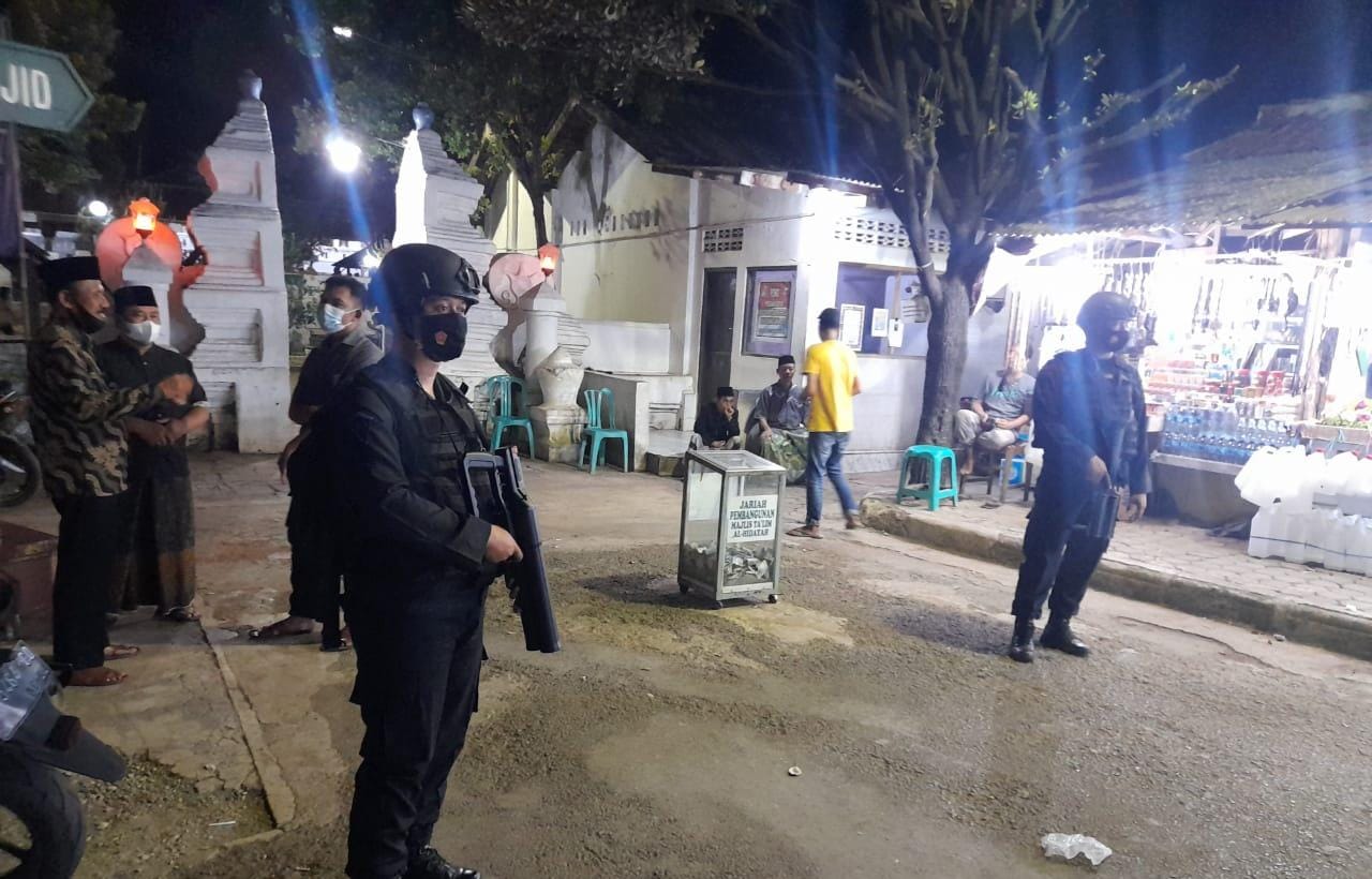 Brimob Jabar Patroli Kamtibmas Ke Tempat Wisata Makam Sunan Gunung Jati