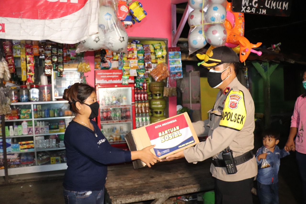 Kabid Humas Polda Jabar : Polri Berbagi, Bagikan Bansos Sembako Di Desa Cimanggu Ditengah PPKM