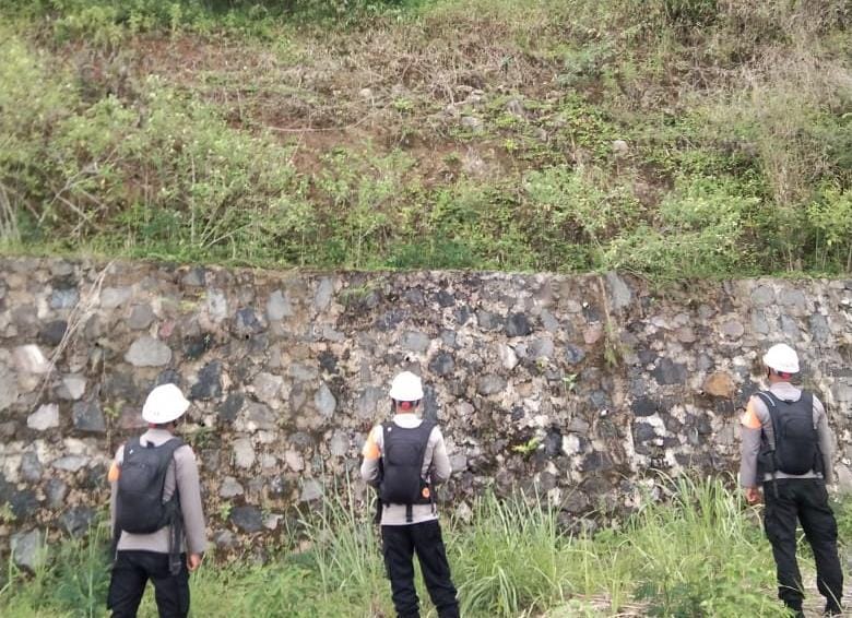 Antisipasi Bahaya Longsor, Brimob Jabar Cek Tebing Wilayah Gadog