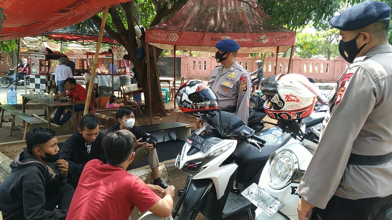 Dukung Kebijakan Pemerintah, Brimob Jabar Laksanakan Edukasi Dan Bagi-Bagi Masker Di Pasar Cipanas