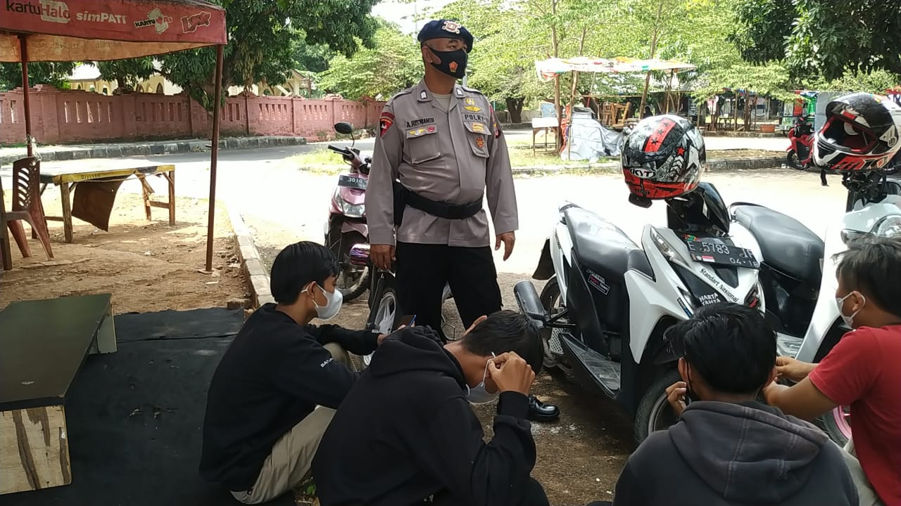 Brimob Jabar Sosialisasikan Prokes Kepada Warga, Sebagai Upaya Cegah Virus Covid-19