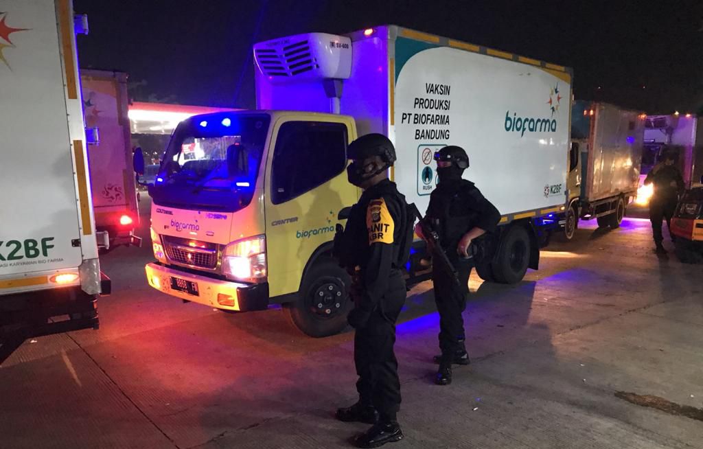 Gegana Brimob Polda Jabar Pastikan 1.605.513 Vial Vaksin Sampai Tujuan