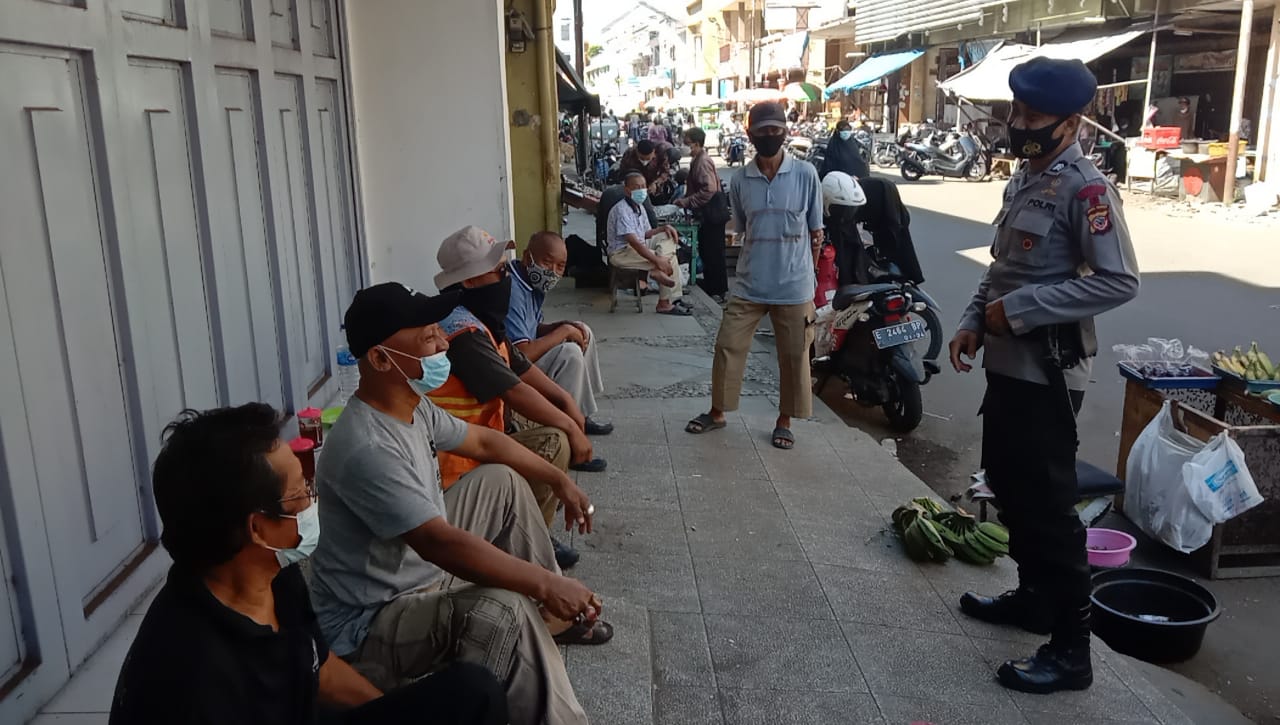 Personil Brimob Jabar Tak Bosan Untuk Berikan Himbauan Kepada Warga Secara Langsung