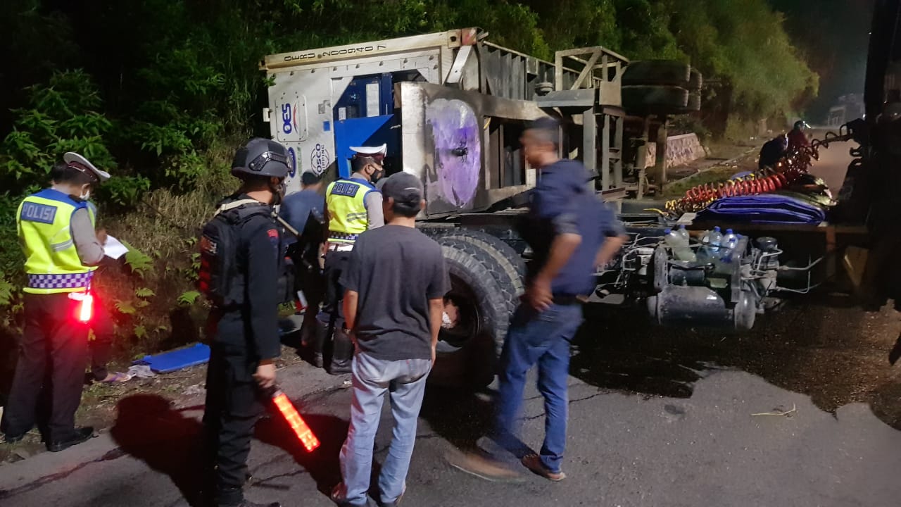Brimob Jabar Evakuasi Laka Lantas Truk Pembawa Barang Yang Tergelincir
