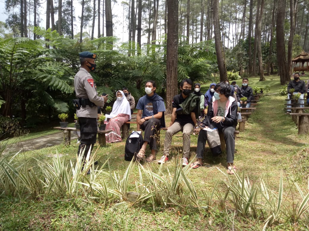 Personel Brimob Jabar Berikan Himbauan Kepada Wisatawan Agar Selalu Terapkan Protokol Kesehatan