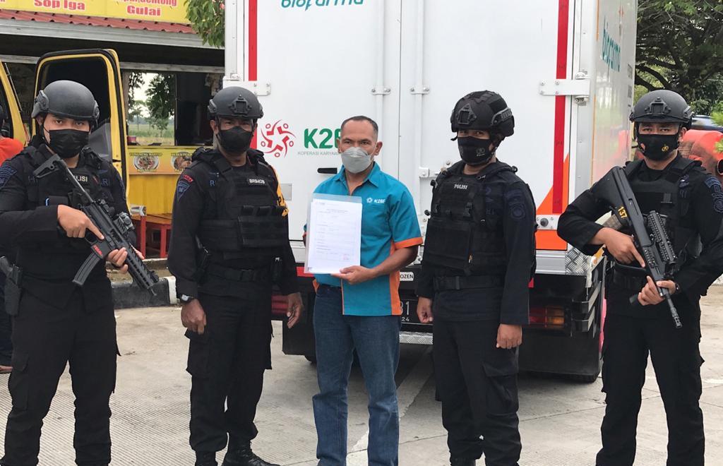 Gegana Brimob Jabar Kawal Vaksin Menuju Perbatasan