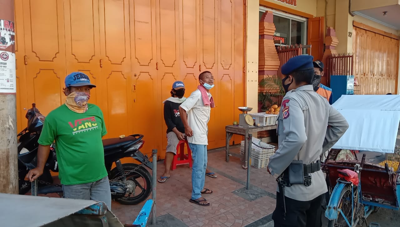 Brimob Jabar Himbau Tukang Becak Kanoman Agar Taat Prokes Ditengah Pandemi
