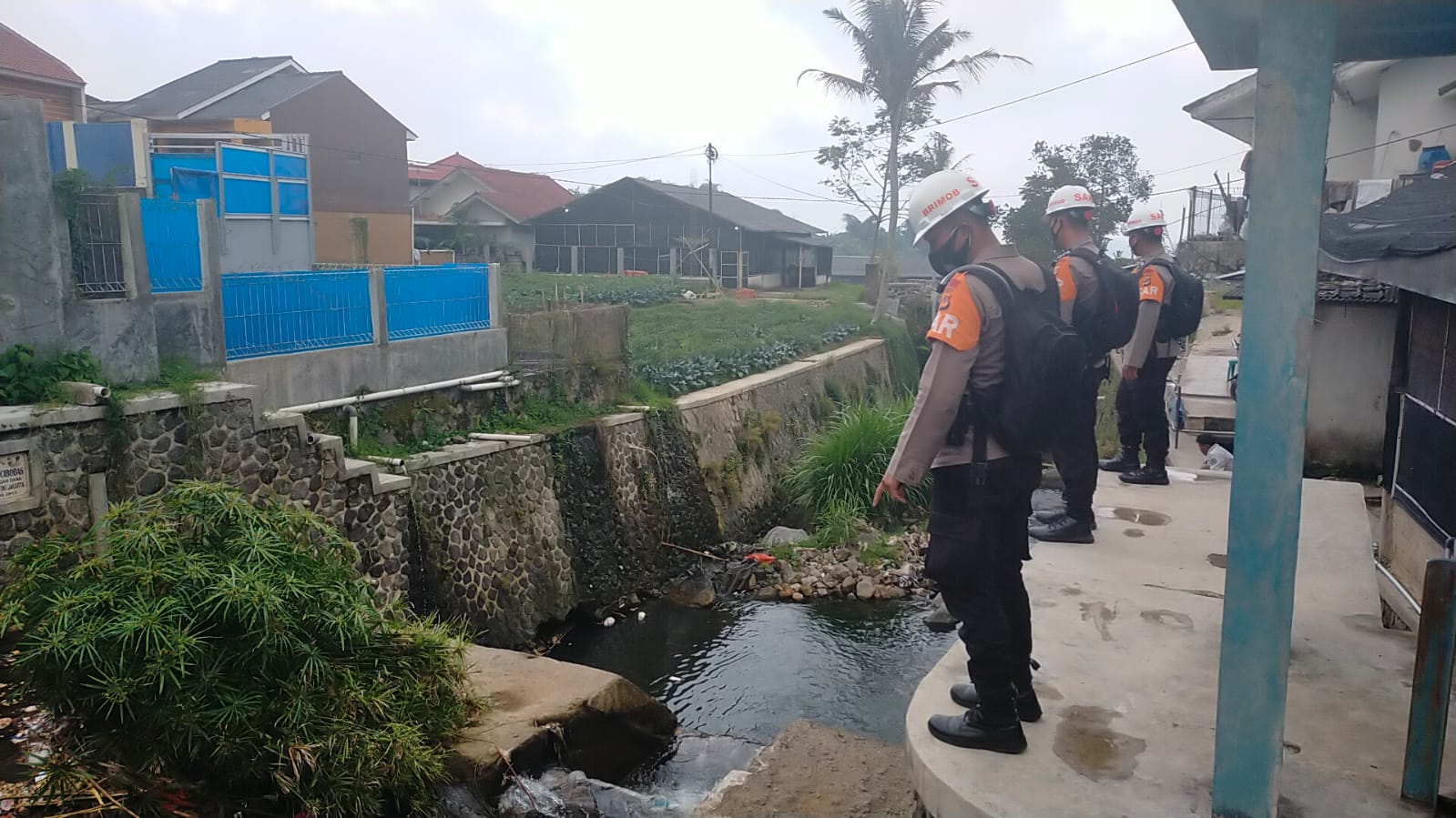 Masuk Musim Penghujan, Tim SAR Brimob Jabar Cek Debit Air Sungai Palasari