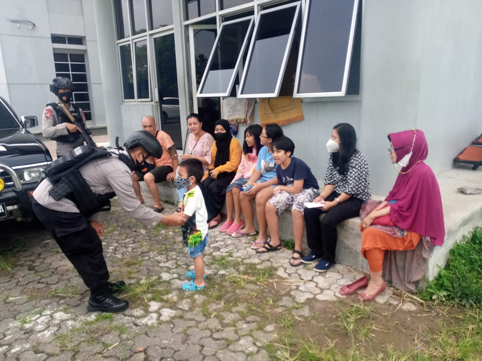 Pantau Penerapan Prokes, Brimob Jabar Laksanakan Edukasi Dan Bagi Bagi Masker Di Wilayah Cianjur