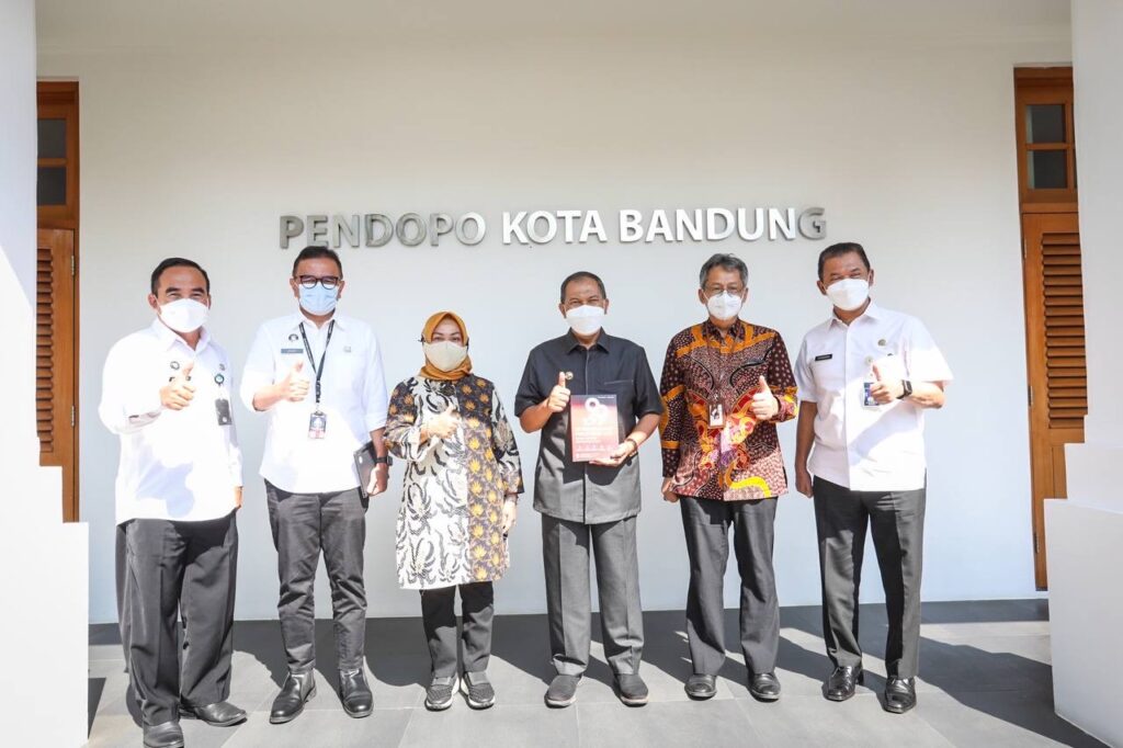 Dapat Sertifikat Pelayanan Terbaik, Oded Minta OPD Terus Tingkatkan Layanan kepada Masyarakat