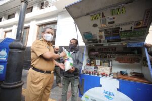 Pemkot Bandung Kembali Salurkan Bantuan untuk PKL, Rohman Mengaku Senang dan Ucapkan Terimakasih