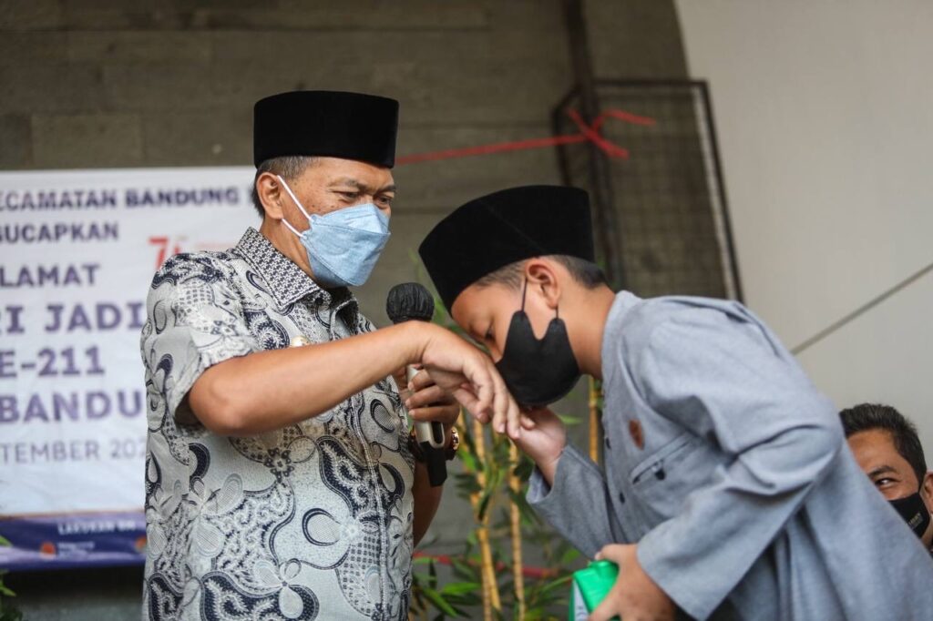 Warga Kelurahan Wates Bagikan 456 Paket Makanan, Oded: Bagi Yang Mampu Sisihkan Rezekinya