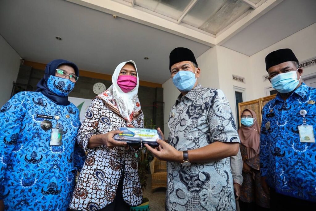 Warga Kelurahan Wates Bagikan 456 Paket Makanan, Oded: Bagi Yang Mampu Sisihkan Rezekinya
