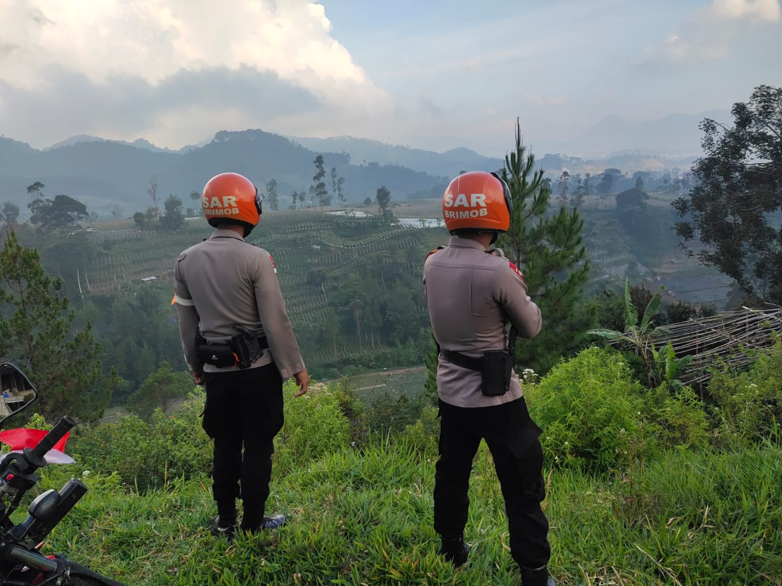 Personel SAR Brimob Jabar Laksanakan Patroli Untuk Mengecek Tebing Rawan Longsor Di Lembang