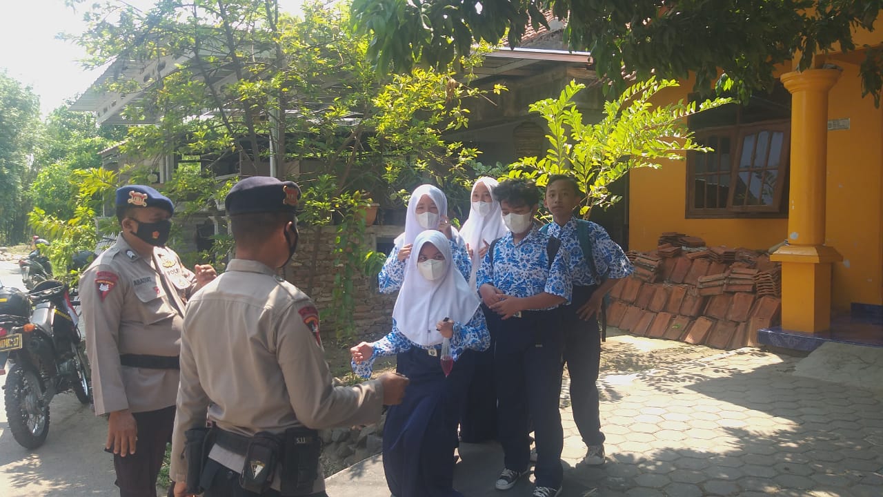 Brimob Jabar Datangi Anak Sekolah Dan Berikan Edukasi Prokes