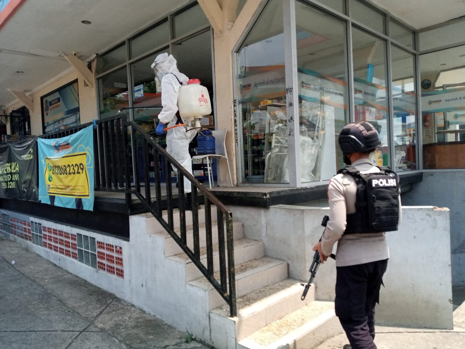 Terus Tekan Penyebaran Covid-19 Anggota Brimob Jabar Laksanakan Penyemprotan Disinfektan